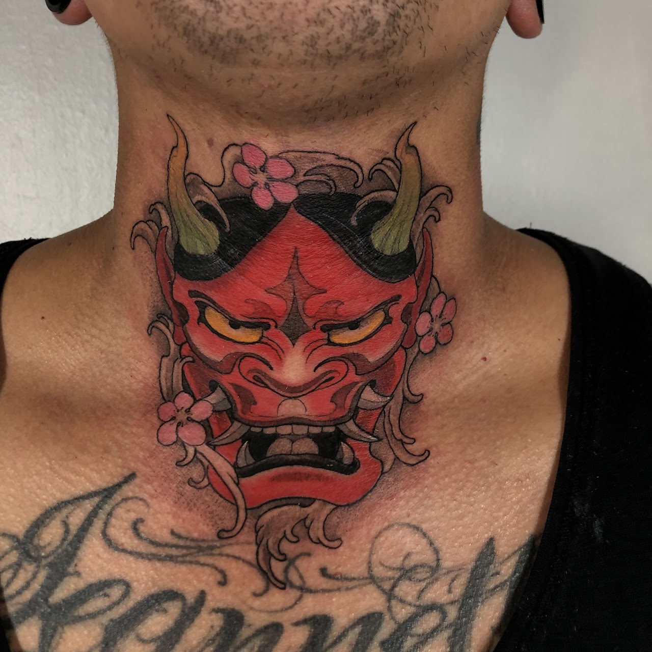 Tatuaje serpiente azul lila con hannya en cuello — CAOS Art Tattoo Chile