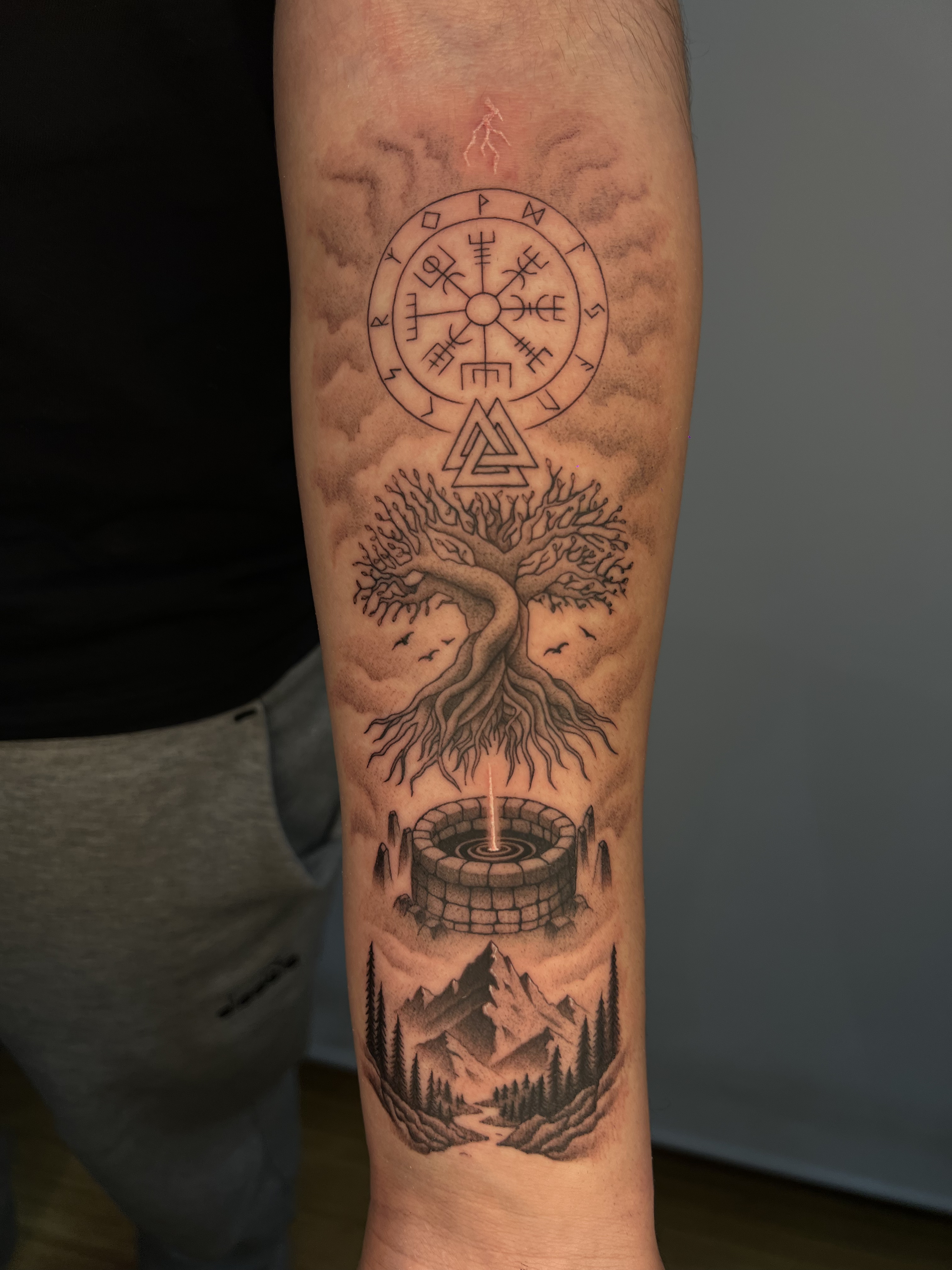 Tatuaje Yggdrasil vegvisir nórdico composite blackwork antebrazo — Sebastián, CAOS Art Tattoo Chile