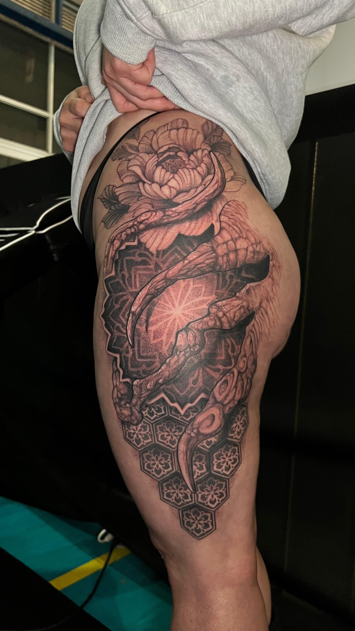 Snake and mandala geometric thigh tattoo — Caos Art Tattoo Santiago