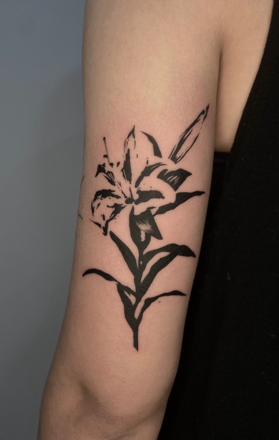 Blackwork floral tattoo by Caos Art Tattoo Santiago
