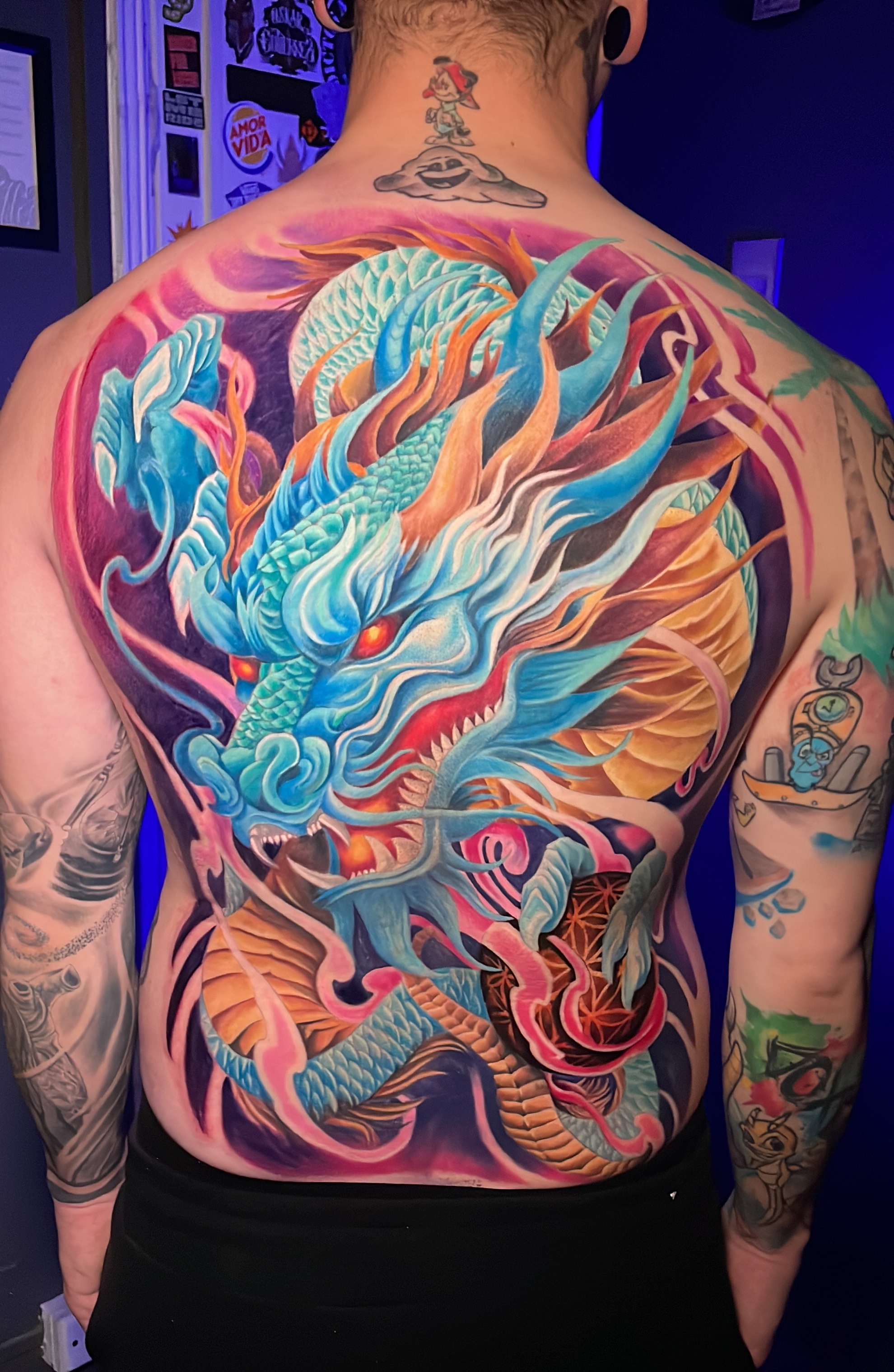 Tatuaje dragón oriental azul espalda completa color — CAOS Art Tattoo Chile