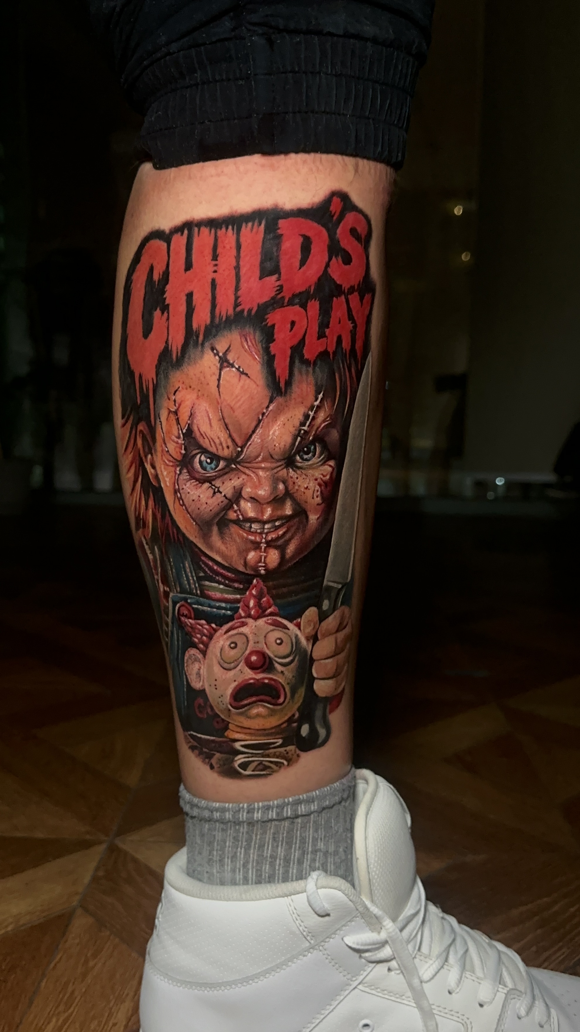 Tatuaje realismo color Chucky Child's Play payaso pierna — CAOS Art Tattoo Chile