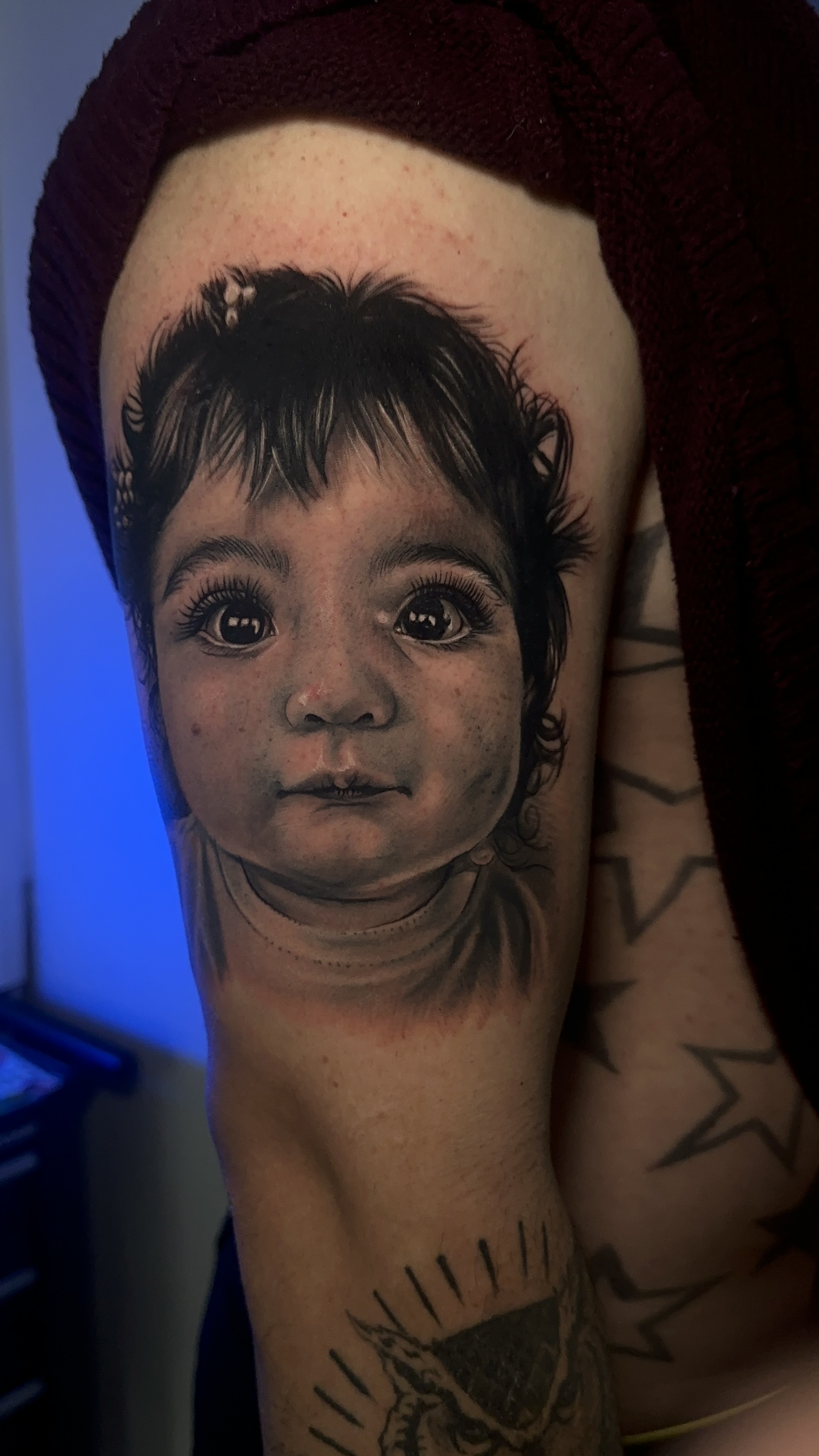 Tatuaje realismo retrato niña black and grey — CAOS Art Tattoo Chile