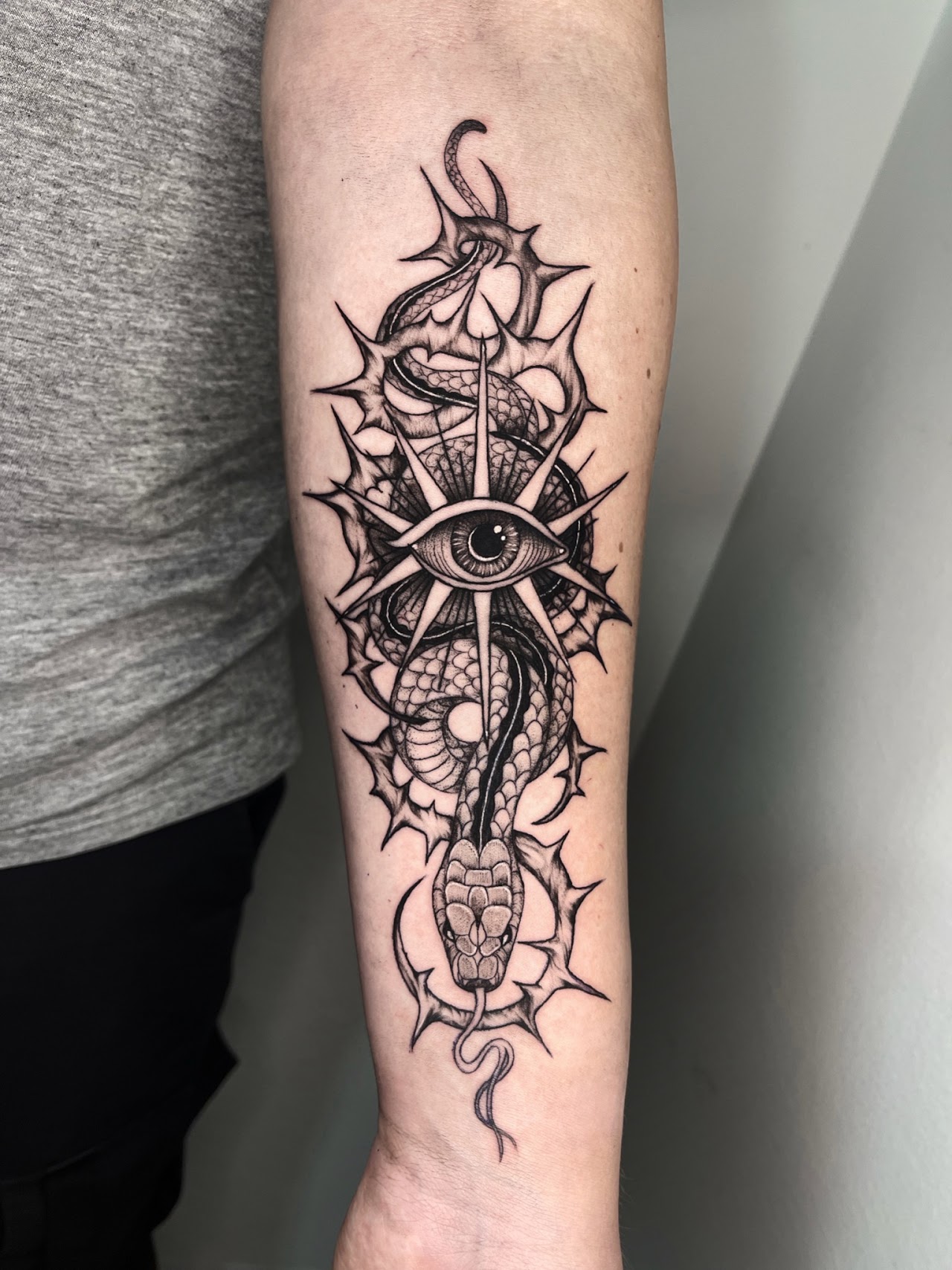 Nati — Blackwork Medusa con serpientes y flores, CAOS Art Tattoo Santiago