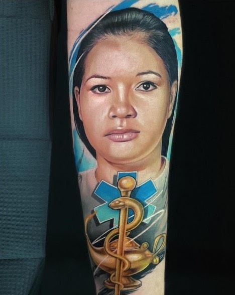 Retrato realismo enfermera símbolo médico tatuaje a color – Caos Art Tattoo Chile