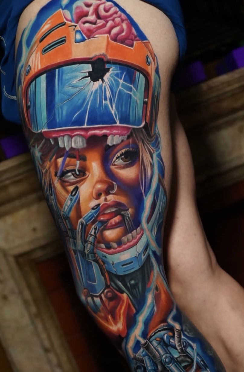 Tatuaje realismo retrato color cyborg casco roto cerebro — CAOS Art Tattoo Chile