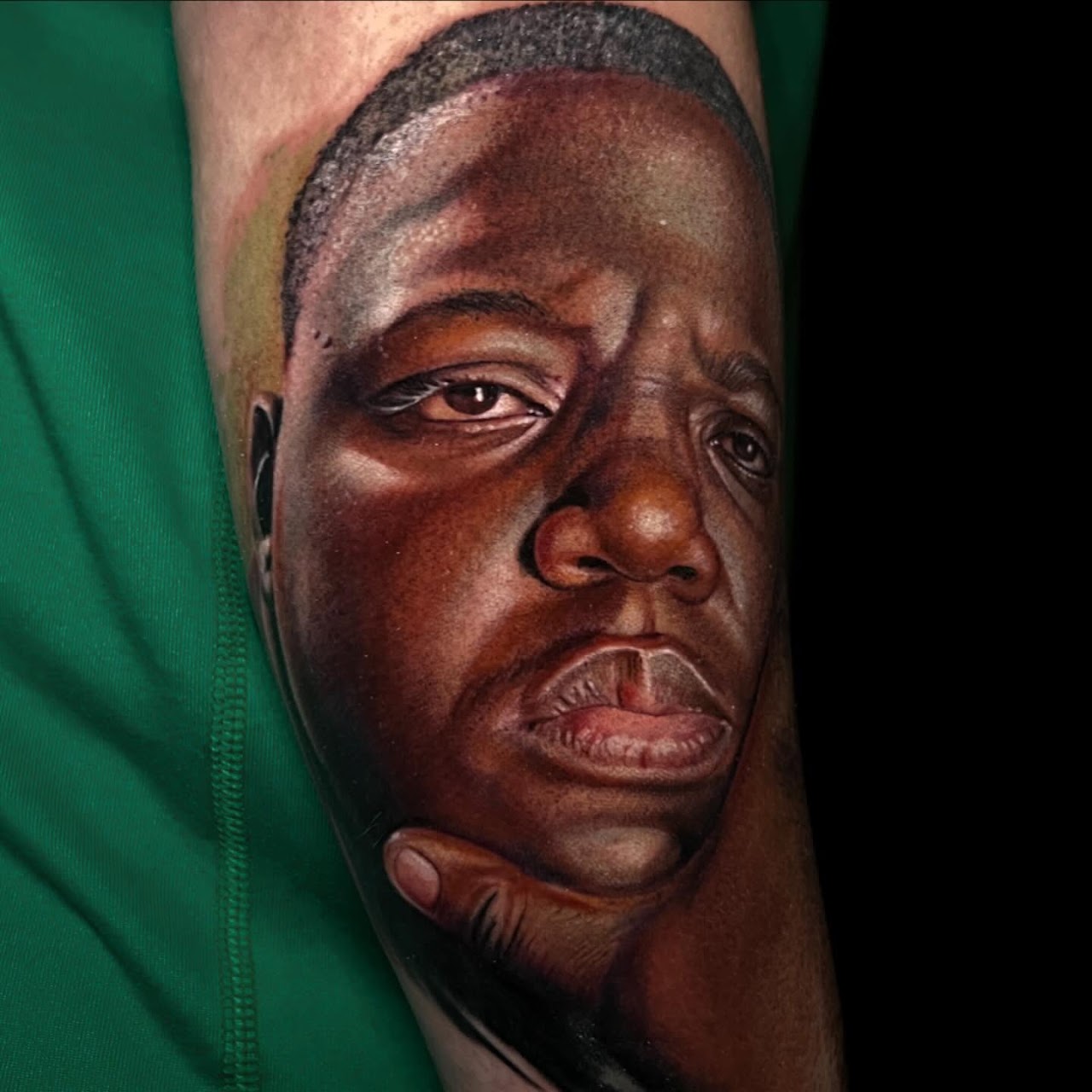 Tatuaje realismo retrato hombre mano en mejilla color — CAOS Art Tattoo Chile